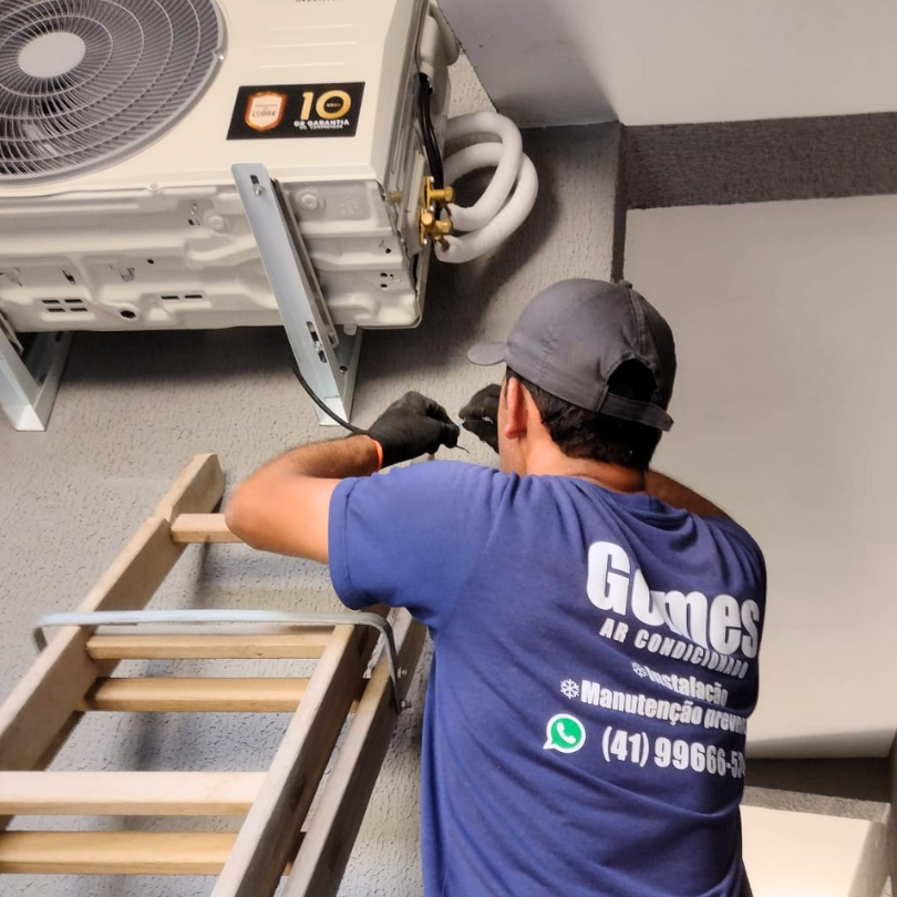 Técnico Gomes Ar Condicionado instalando ar-condicionado em Curitiba